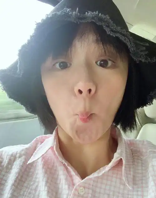 马思纯身材发福不敢认发布会现场笑成表情包网友称傻大妞