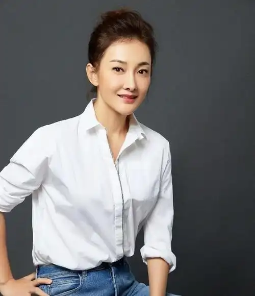 演员牛莉嫁普通丈夫,连生仨孩子,如今后悔了吗