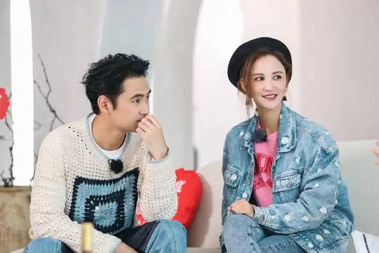 官"袁弘,张歆艺不仅全程陪伴新人完成婚礼仪式,还邀请神秘嘉宾钟汉良