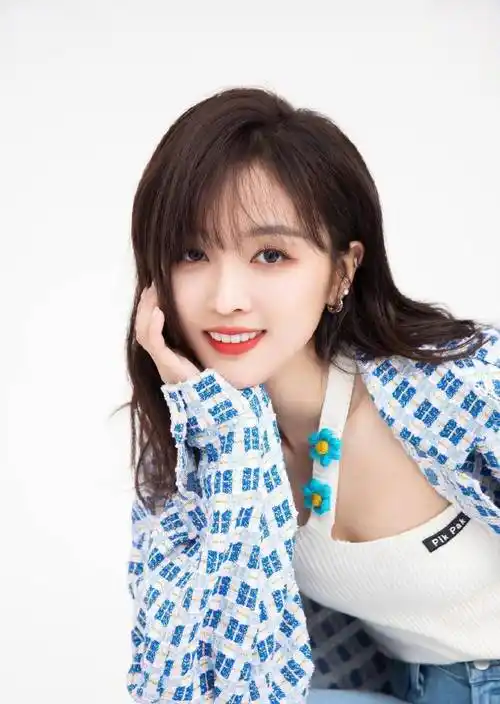 原创吴宣仪罕见紧身牛仔裤写真可爱与时尚于一身这样的女子把心暖化了