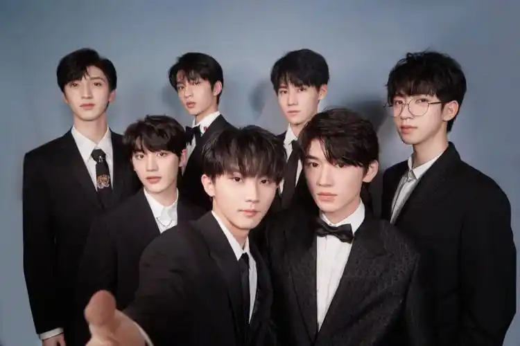 tnt时代少年团合照二