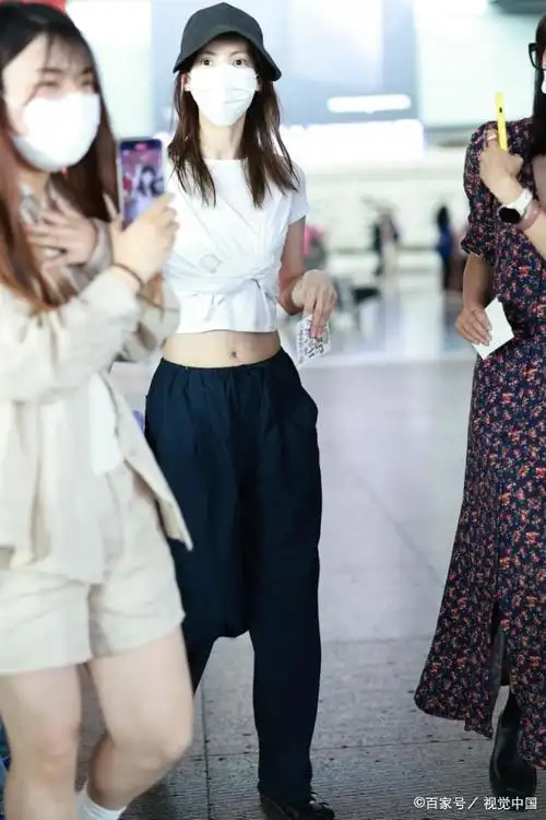 酷劲十足!金晨露脐装工装裤,帅气登场!