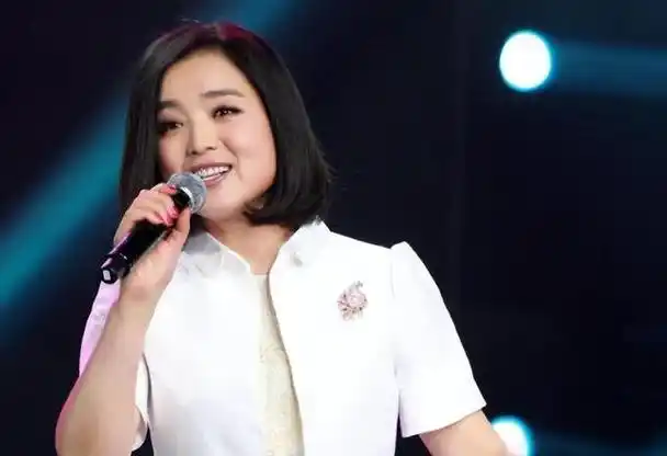 歌手白雪:当红时嫁给富豪,二婚带娃嫁给原艺,如今过得怎样?