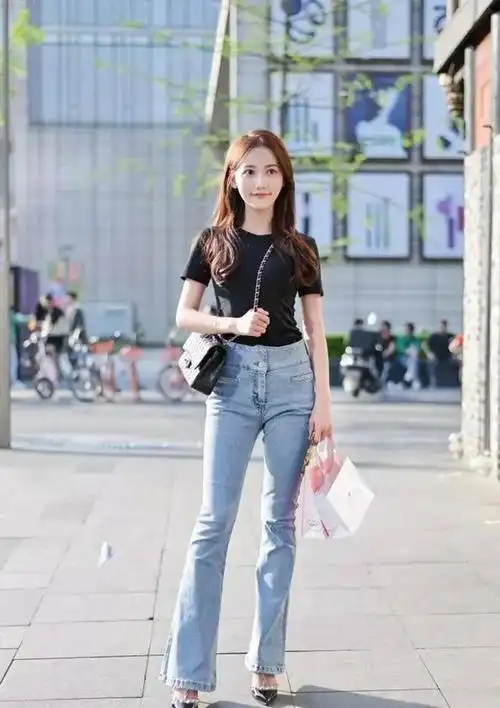 时尚穿搭美女穿着一件简约的黑色t恤气质又干练