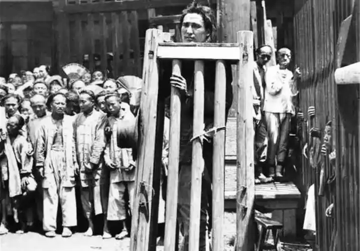 清朝刑罚旧照片:变着法子折磨人,受刑面带微笑