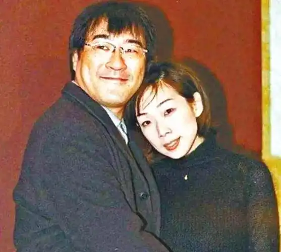 李宗盛婚内离弃发妻年近花甲与林忆莲恋情曝光再婚小27岁娇妻