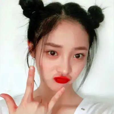 双丸子头逗比妹子