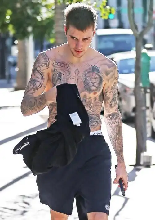 贾斯汀·比伯打赤膊现身洛杉矶街头,丁日的身材也是有练的