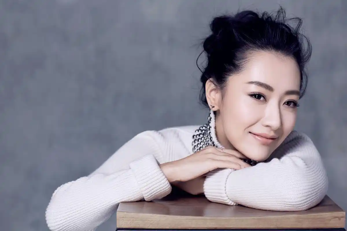 养眼!白冰美图曝光 高领毛衣抵御早春寒气