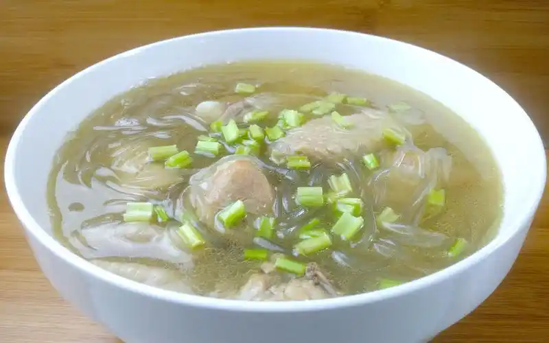 鸡肉炖粉条的家常做法汤鲜肉嫩味道鲜美家人都爱吃