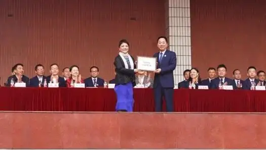 大咖云集集大成得智慧重庆一中举行建校93周年主题升旗仪式