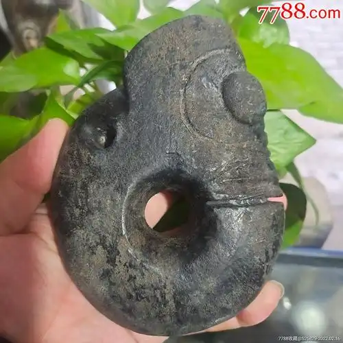 旧藏红山陨石黑皮玉猪龙