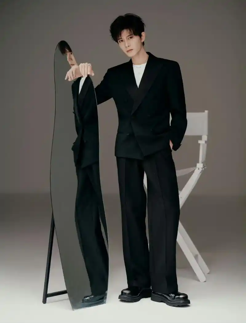 任嘉伦与黑西装的适配度是真高,翩翩贵公子即视感,下颚线绝了!