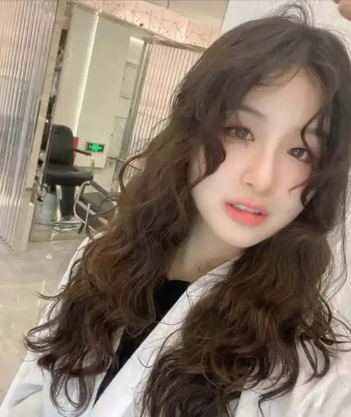 刚烫的卷发如何打理2021年流行烫发发型图片