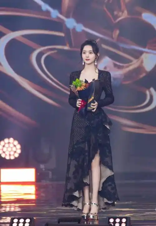 赵丽颖戴65万手镯参加商演,穿时尚裙还束腰,我被她近况的腰围迷了眼