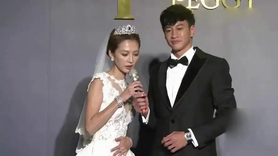 太拼44岁何润东烈日下扛老婆拍大片出汗到反光