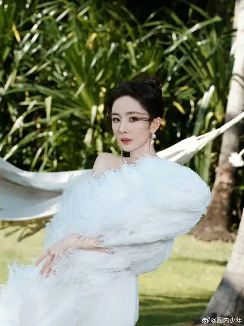 杨幂白色丝绸雪纺单肩礼服