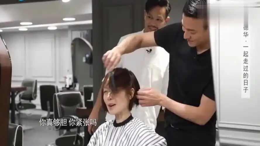 刘德华给鲁豫剪头发-影视综视频-搜狐视频