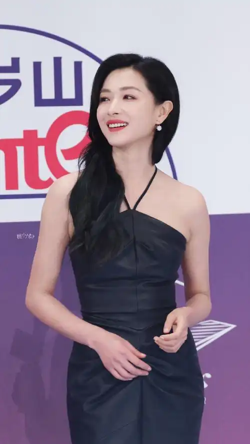 万茜超话#万茜杀回长发了#美美的很安心