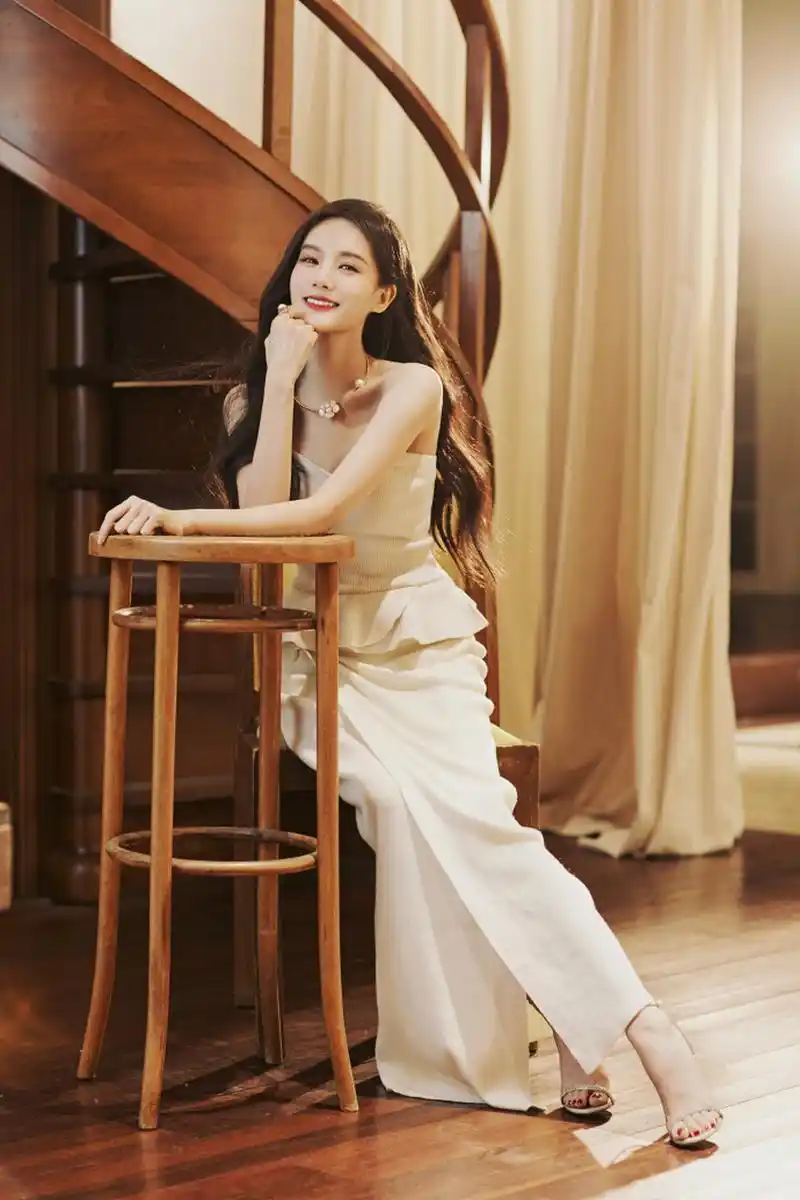 笑起来眼睛又弯成了月牙,好治愈! #李一桐写真集