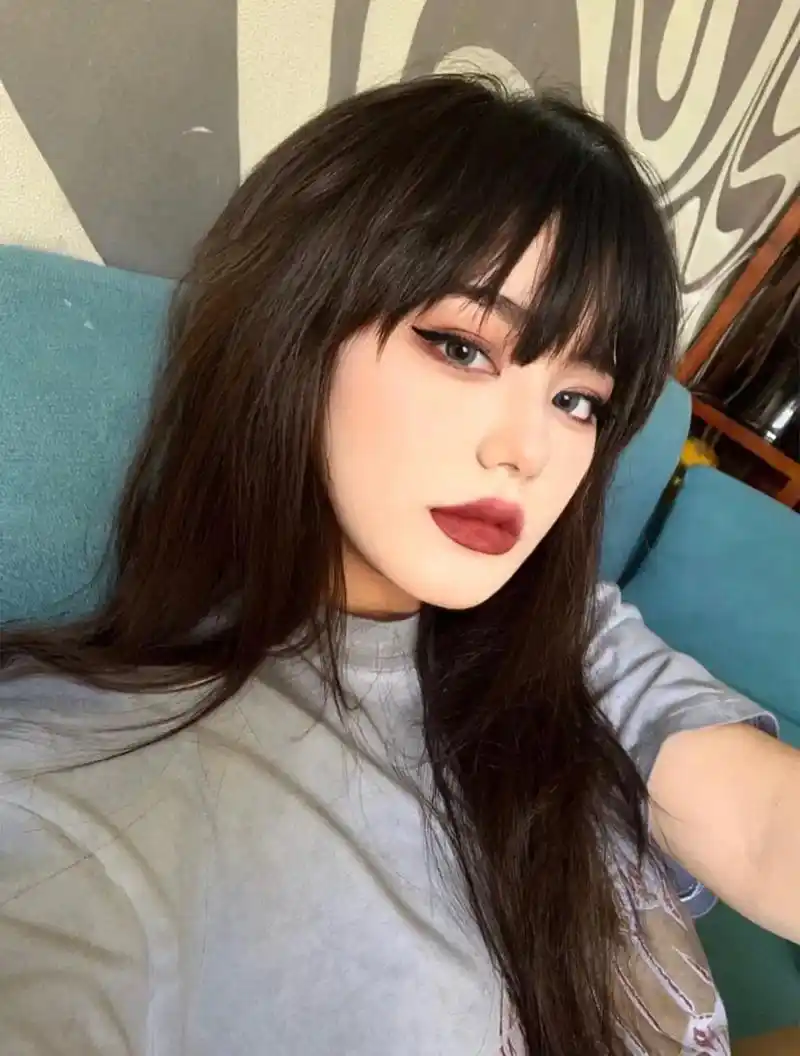 齐刘海 相比空气刘海,法式刘海,漫画刘海会略微厚重一些,但 - 抖音