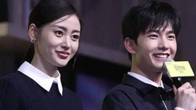 杨洋张天爱恋爱时间线曝光,多次穿同一件衣服,端倪越扒越多!|何炅|军