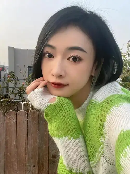 吴谨言身穿条纹毛衣俏丽短发又美又飒期待解锁更多发色