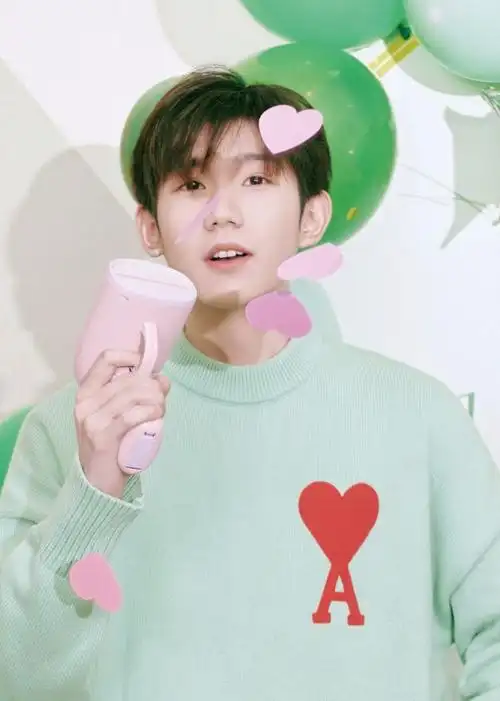 王源青春感生日大片曝光 薄荷绿针织线衣清新可爱_娱乐频道_中华网