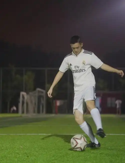 笑容阳光的足球小将,看起来很阳光哦