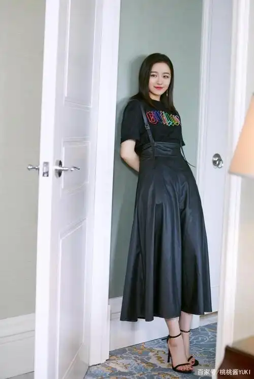 李兰迪身材真丰满,穿紧身连衣裙秀凹凸感,哪像20岁的小女孩