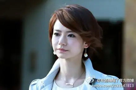 谁可以给我戚薇在爱情睡醒了里的那种发型前后的图片,我也想去做一个