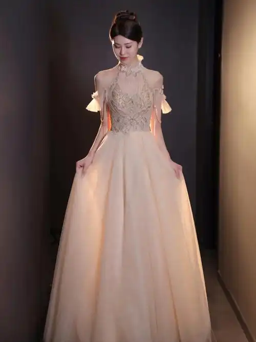 出场自带光环的香槟色敬酒服美炸全场