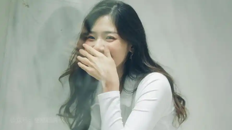 笑容超治愈的美女壁纸