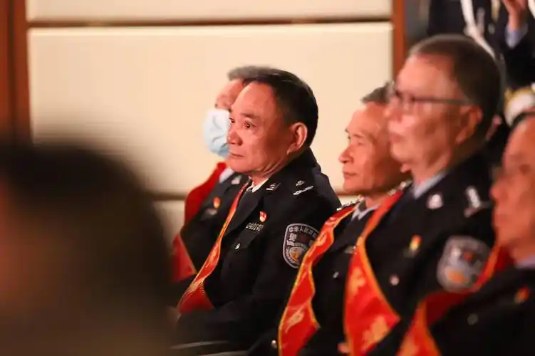 广州番禺警方举行民警荣休暨新警入警仪式_公安_传承_花城