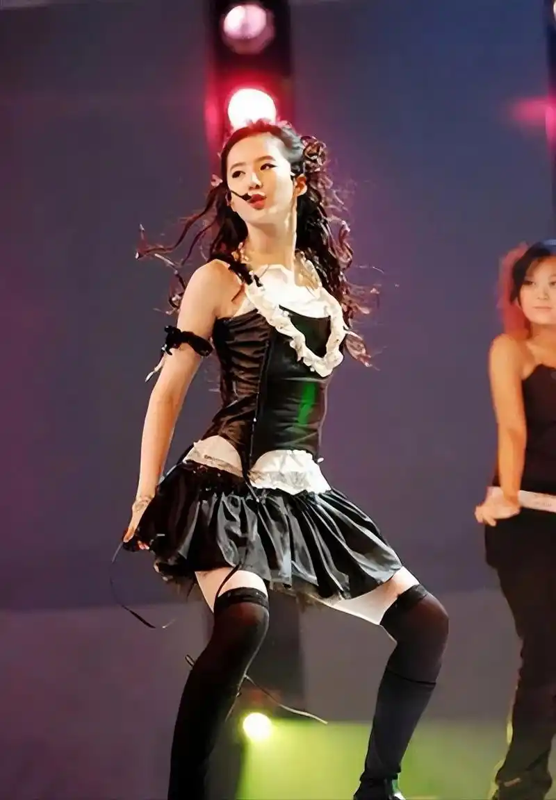 从来没见过她如此狂野,难道开始走"另类"风格了#刘亦菲狂野的一面