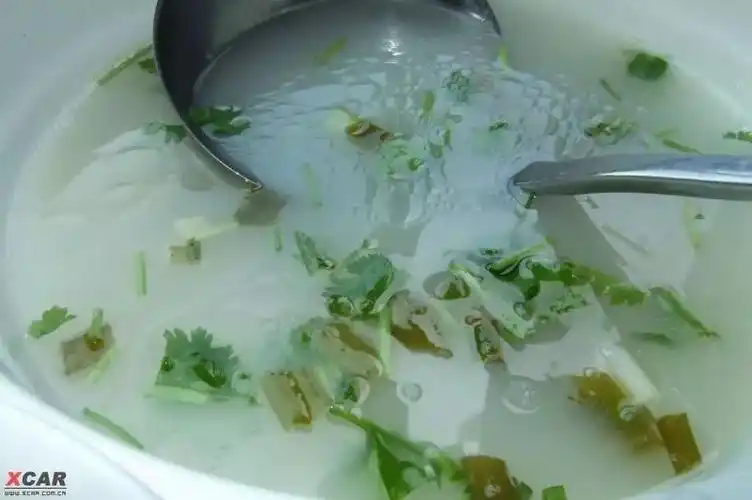 兰州硬核消暑方式凉面加烤肉浆水配猪蹄