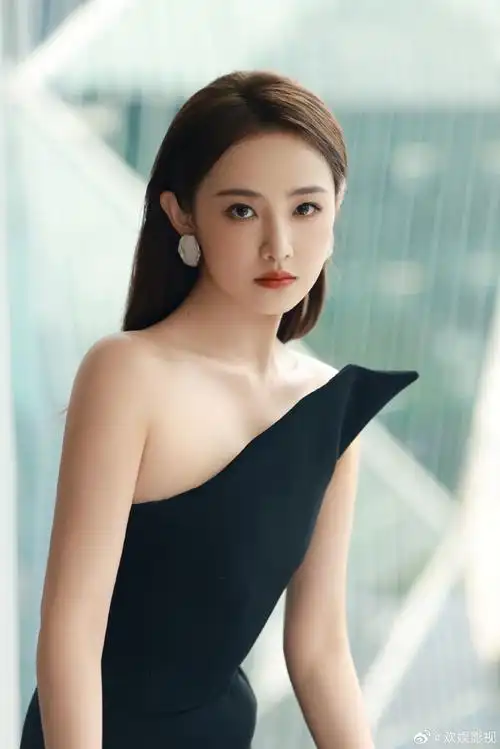 欢娱影视演员@吴佳怡_six今日出席第37届大众电影百花奖颁奖典礼.