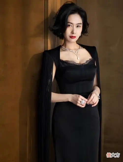 【就爱时尚】朱茵留短发真好看,穿小黑裙配披风,尽显优雅成熟气质