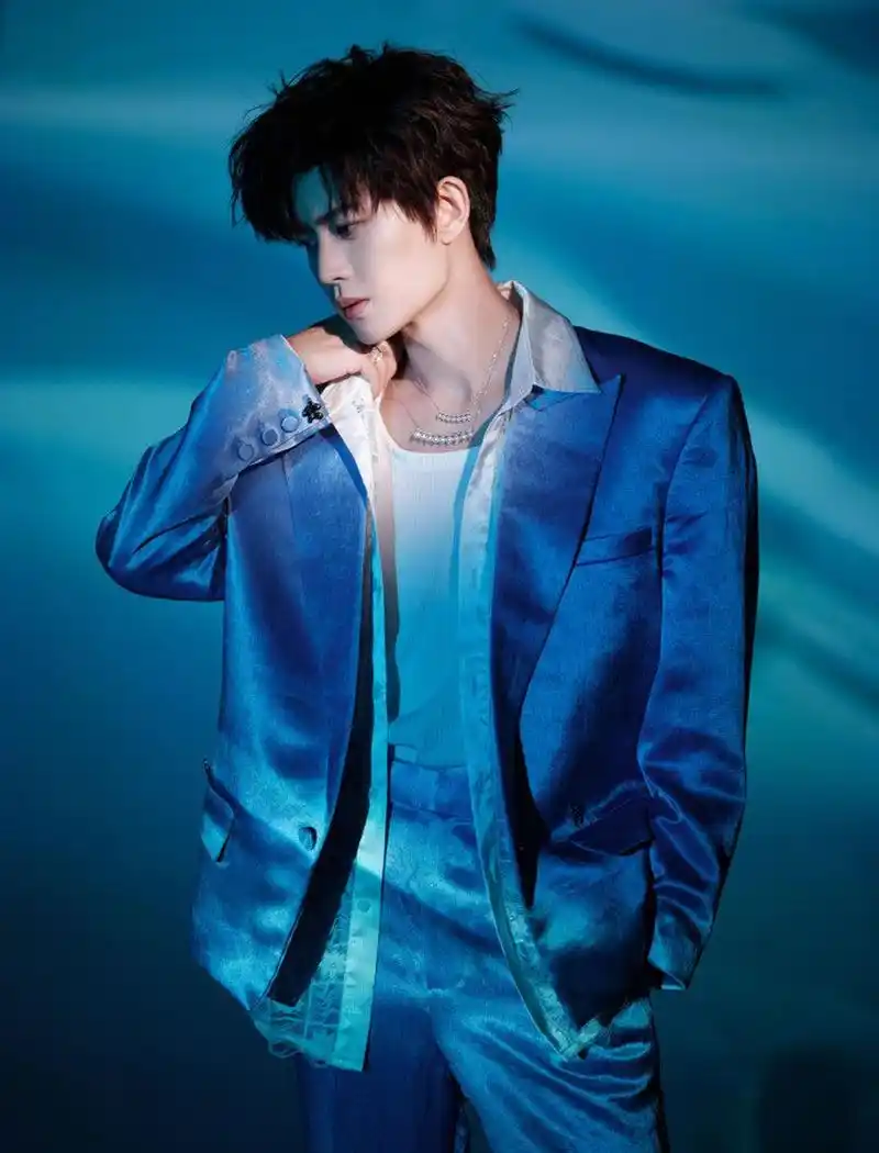 任嘉伦最新造型,蓝色西装造型好帅 676767