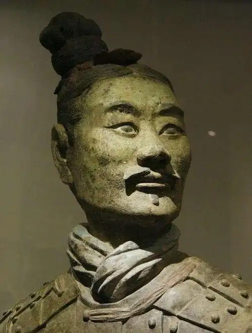 如今,此绿脸跪射俑陈列于陕西省博物馆供游人参观.