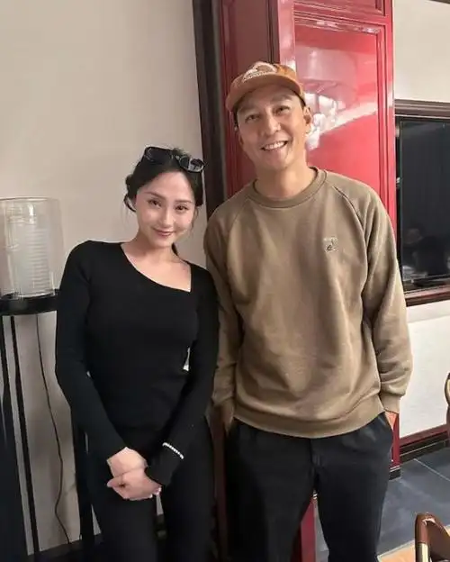 港剧季军大晒与男神吴彦祖合照害羞的面红耳赤直言太幸福了