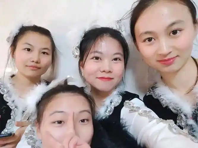 四人参加"峰岚杯"时合影从左至右依次为侯灵杰,张一涵,刘欣妮,朴舒芃