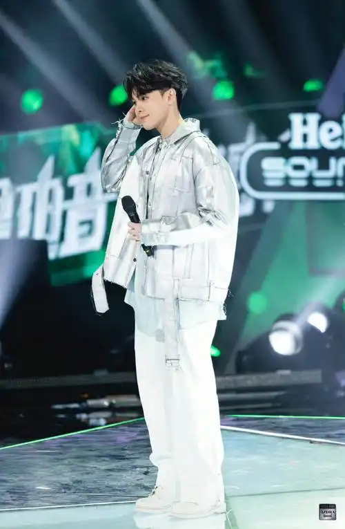 尤长靖晒舞台侧颜照