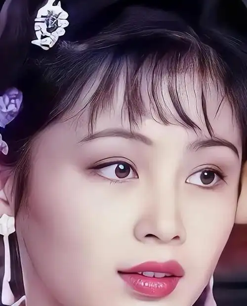 陈红年轻时因美貌和时尚品味被誉为大陆第一美女,令人惊艳