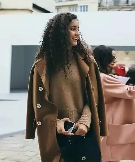 穿棕色衣服会显黑的,主要还是要看肤色.