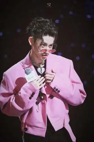 组图:甜酷boy王琳凯粉西装配心碎项链 背头发型粉色鬓角超吸睛