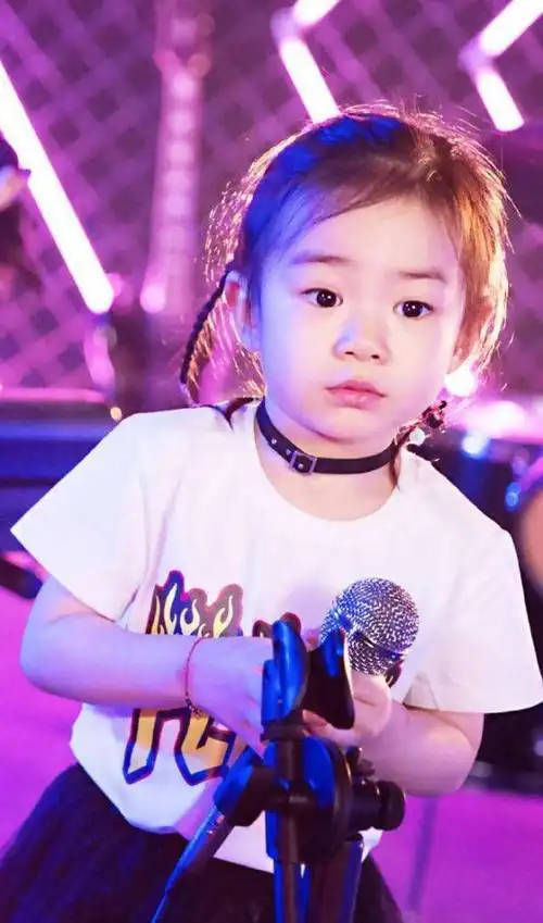 戚薇女儿vs李小璐女儿穿衣搭配天差地别妈妈的风格决定一切