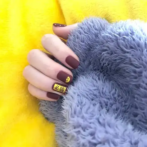 酒红发财美甲真的显手白