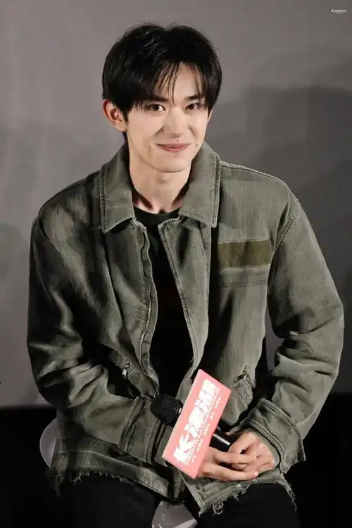 易烊千玺宣传雪豹