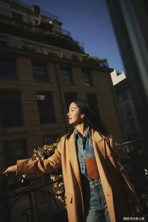 杨采钰又带火了大衣新穿法:内搭牛仔衬衫,西装外套,时髦又洋气